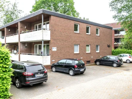 Seitenansicht - Haus kaufen in Oldenburg - Renditestarkes 6-Familienhaus auf einem Hintergrundstück