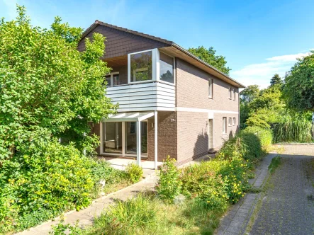 Straßenansicht - Haus kaufen in Oldenburg - Einfamilienhaus auf großem Hintergrundstück in gefragter Wohnlage in Bloherfelde