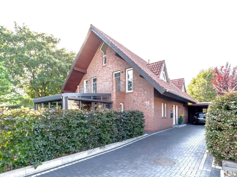 Straßenansicht - Haus kaufen in Wiefelstede-Ofenerfeld - Modernes Architektenhaus direkt an der Oldenburger Stadtgrenze