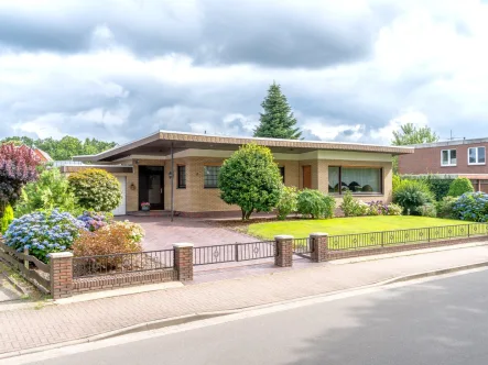 Straßenansicht - Haus kaufen in Oldenburg - Gepflegter Bungalow in ruhiger Lage