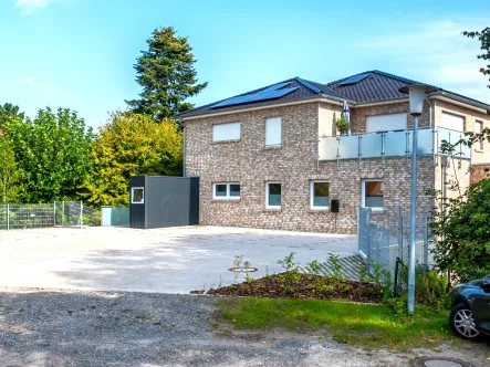 Straßenansicht - Wohnung kaufen in Oldenburg - Bezugsfreie Neubauwohnung mit Balkon, Abstellraum und Parkplatz