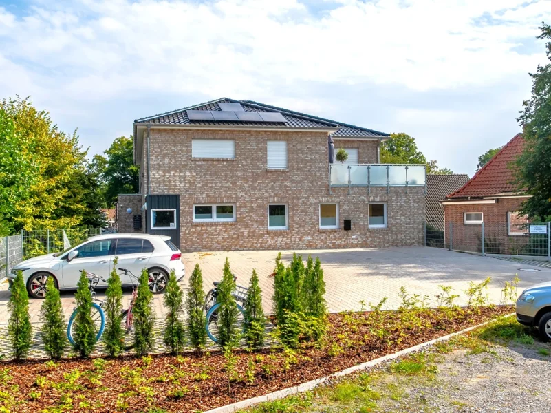 Straßenansicht - Wohnung kaufen in Oldenburg - Bezugsfreie Neubauwohnung mit Garten, Abstellraum und Parkplatz