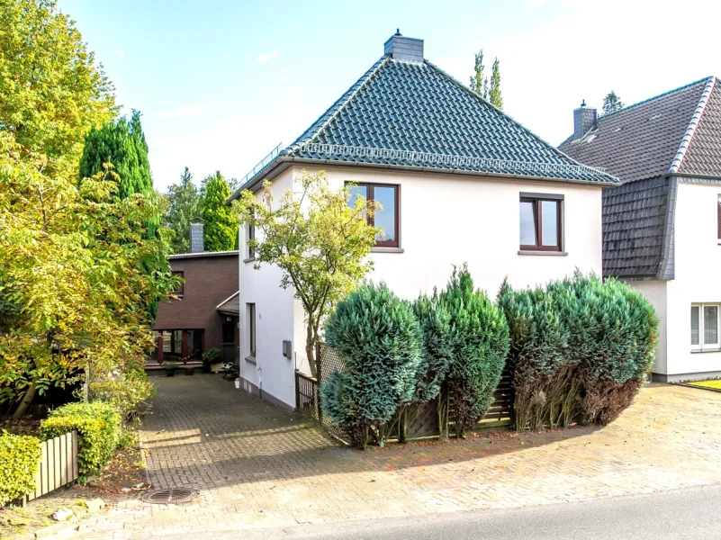 Straßenansicht - Haus kaufen in Oldenburg - Zweifamilienhaus im Landschaftsschutzgebiet am Stadtrand von Oldenburg