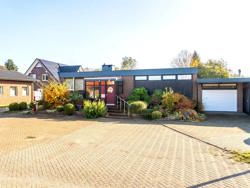 Straßenansicht - Haus kaufen in Bad Zwischenahn / Ofen - Großzügiger Architekten-Bungalow mit Einliegerwohnung in Ofen