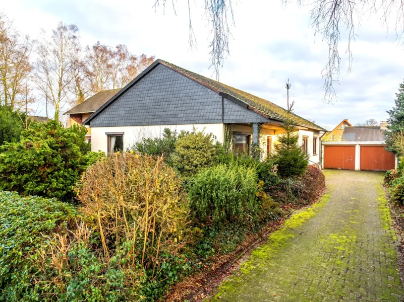 Straßenansicht - Haus kaufen in Oldenburg - Solider Bungalow mit großem Grundstück