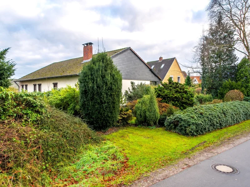 Straßenansicht - Haus kaufen in Oldenburg - Bungalow mit Entwicklungspotenzial