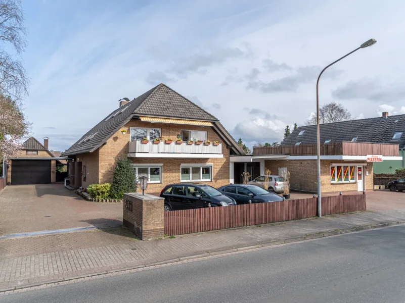 Straßenansicht - Haus kaufen in Varel - Renditestarkes Wohn- und Geschäftshaus in Varel-Dangastermoor