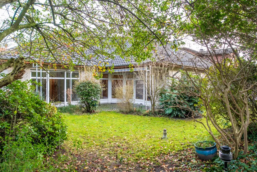 Blick vom Garten - Haus kaufen in Oldenburg - Junger Walmdachbungalow mit Garageauf einem Hintergrundstück