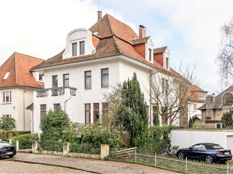 Straßenansicht - Wohnung kaufen in Oldenburg - Dachgeschossfläche zum Ausbau mit Blick auf den Schlossgarten