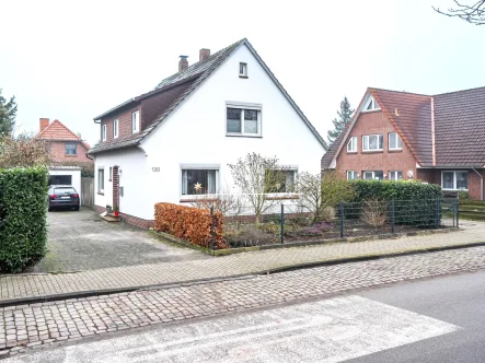 Straßenansicht - Haus kaufen in Oldenburg - Gepflegtes Einfamilienhaus in ruhiger Wohnlage