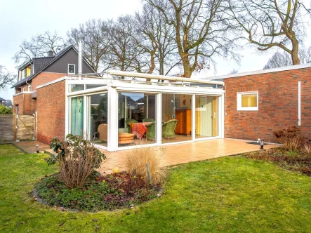 Terrassenansicht - Haus kaufen in Oldenburg - Flachdachbungalow mit Teilkeller und Garagein Sackgassenendlage