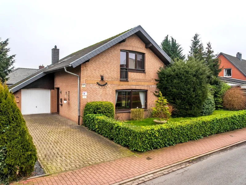 Straßenansicht - Haus kaufen in Wiefelstede - Gepflegtes und teilmodernisiertes Einfamilienhaus in gefragter Wohnlage