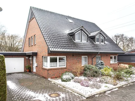 Aussenansicht - Haus kaufen in Oldenburg - Junge Doppelhaushälfte mit Garage in familienfreundlicher Wohnlage