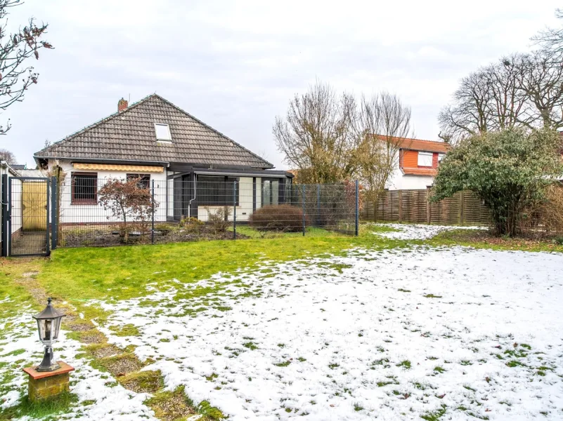 Garten - Haus kaufen in Oldenburg - Walmdachbungalow mit Teilkeller, Garage, Ausbaureserve und tollem Südgarten