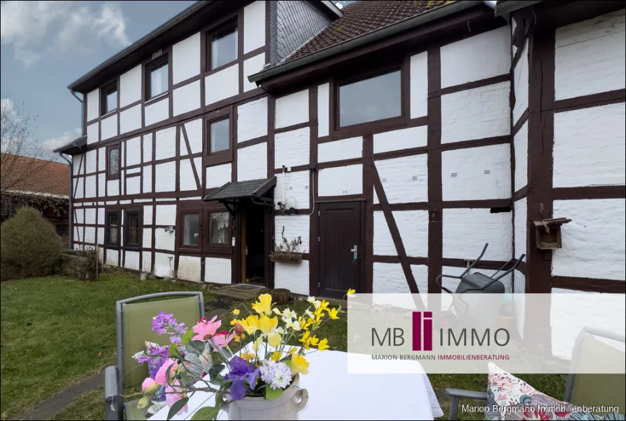 Blick zum Haus - Haus kaufen in Wolfsburg / Heiligendorf - Viel geliebtes Fachwerkhaus sucht neue Eigentümer mit Visionen