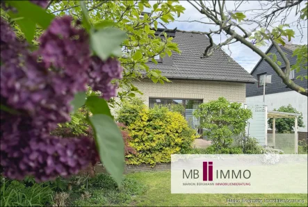 Blick zum Haus - Haus kaufen in Wolfsburg / Sülfeld - Großes Haus für Immobiliensuchende mit Platzbedarf