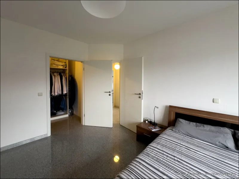 Schlafzimmer mit Blick zum Ankleidezimmer