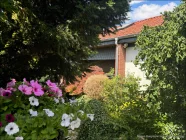 Gartenidylle mit Blick zur Einliegerwohnung