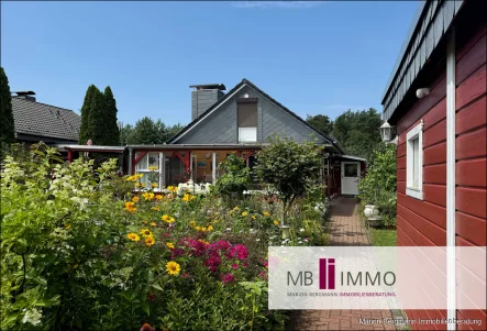 Blick zum Haus - Haus kaufen in Sassenburg / Grußendorf - Wohnen, wo andere Urlaub machen - solides Holzhaus freut sich auf neue Eigentümer