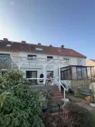 Blick vom Garten zur Terrasse