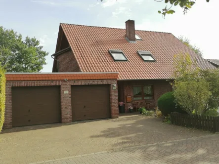 Außenansicht Straßenfront - Haus kaufen in Gifhorn - Gepflegtes Einfamilienhaus in ruhiger Lage von Gifhorn