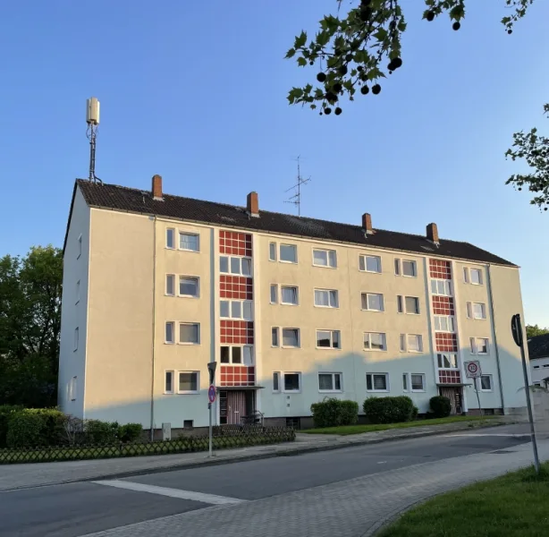 Aussenansicht1 - Wohnung mieten in Wolfsburg - zentral gelegene 3-Zimmerwohnung mit Balkon am Hageberg