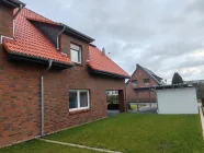 Ansicht Garten mit Carport