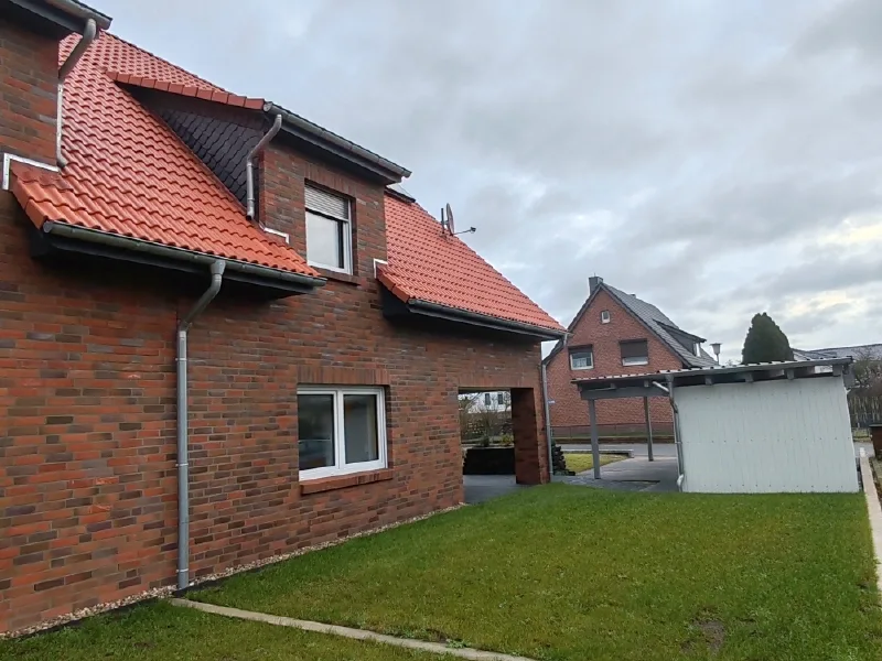 Ansicht Garten mit Carport