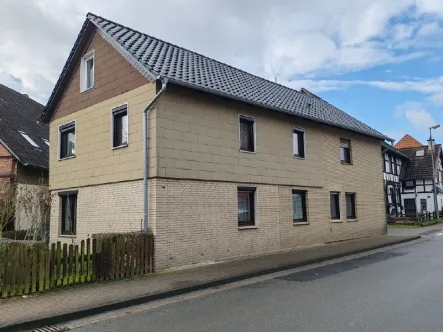 Aussensicht - Haus kaufen in Lehre - Einfamilienhaus mit 2 Wohnungen in Flechtorf