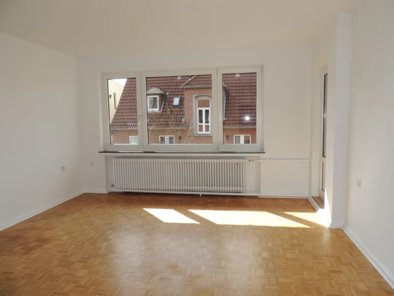 Wohnzimmer - Wohnung mieten in Wilhelmshaven - 3-Zimmer-Wohnung mit Balkon in Innenstadtnähe! Frei ab Mai 2025!