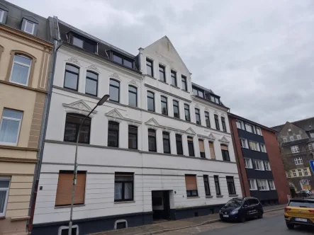 Außenansicht vorne - Wohnung mieten in Wilhelmshaven - Ein neuer Mieter wird für eine großzügige und lichtdurchflutete 3-Zimmer-Wohnung mit Küche in der beliebten Südstadt gesucht! Einzug ab sofort möglich!