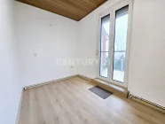 Zimmer OG mit Zugang zum Balkon