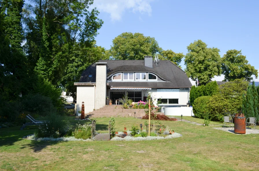 Außenansicht - Haus kaufen in Toppenstedt / Tangendorf - Wohnen und Leben pur - Modernes Anwesen auf traumhaftem Grundstück.
