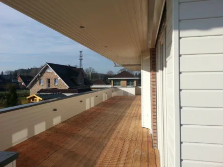 Terrasse - Wohnung kaufen in Adendorf - Penthouse in energieeffizientem 3-Familienhaus mit traumhafter Dachterrasse.