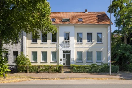 Ansicht Front - Haus kaufen in Lüneburg - Großzügiges Büro- und Wohngebäude mit sep. Wohneinheit auf weitläufigem Grundstück  im Roten Feld.