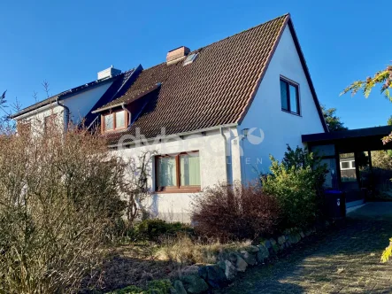 Außenansicht - Haus kaufen in Lüneburg / Ebensberg - Gemütliche Doppelhaushälfte mit Potenzial auf großem Grundstück in beliebter Lüneburger Lage.