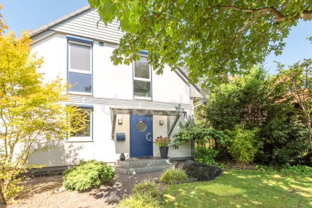 Straßenansicht - Haus kaufen in Bienenbüttel - Modernes Einfamilienhaus mit traumhaften Garten - ideal für Pendler.