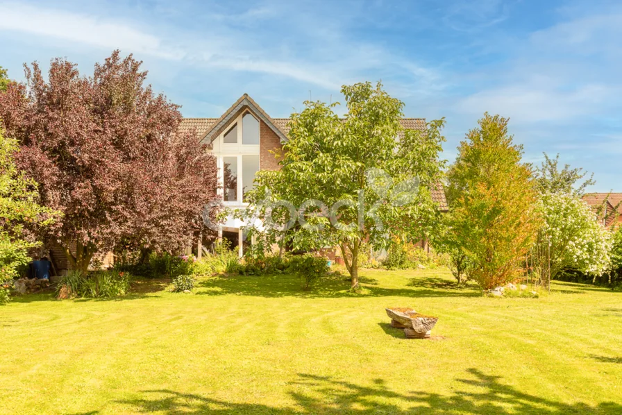 Gartenansicht - Haus kaufen in Hohnstorf - Großzügiges Einfamilienhaus an der Elbe mit parkartigem Grundstück.