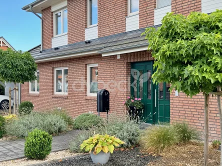 Hauseingang - Wohnung kaufen in Adendorf - Energieeffizient und barrierefrei: Penthouse im 3-Familienhaus mit großer Dachterrasse.