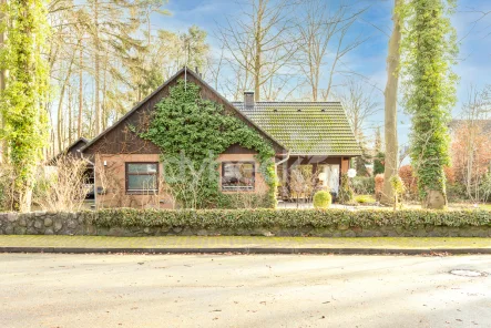 Hausansicht - Haus kaufen in Adendorf - Großzügiges Einfamilienhaus mit parkartigem Grundstück in Adendorf.