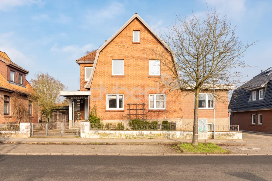 Hausansicht - Haus kaufen in Lüneburg - Komplettsanierung oder Neubau auf herrlichem Erbbau-Grundstück in bester Stadtwohnlage.