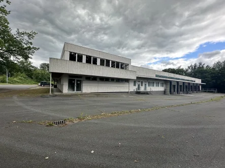 Tore außen - Halle/Lager/Produktion mieten in Uelzen - Lager- und Ausstellungsflächen in Uelzen mieten