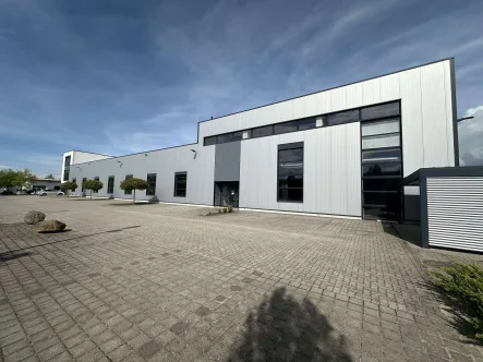 Halle aussen - Halle/Lager/Produktion kaufen in Tornesch - Moderne Produktions- und Lagerhalle mit Büro in Tornesch