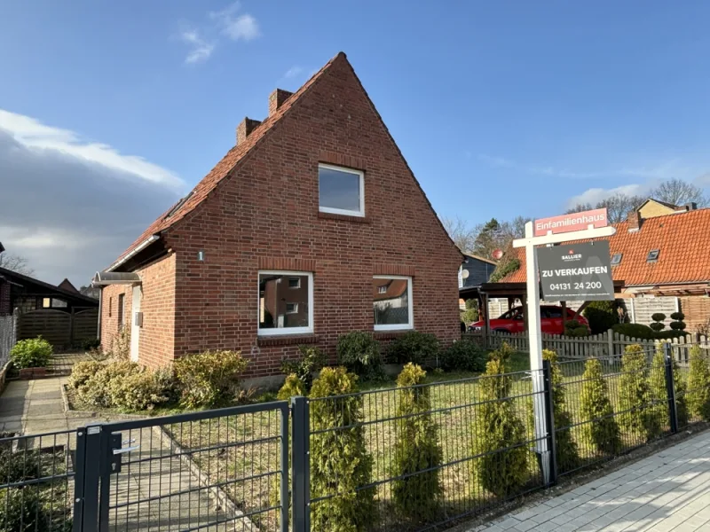 Ansicht - Haus kaufen in Adendorf - Kompaktes Einfamilienhaus in ruhiger Lage