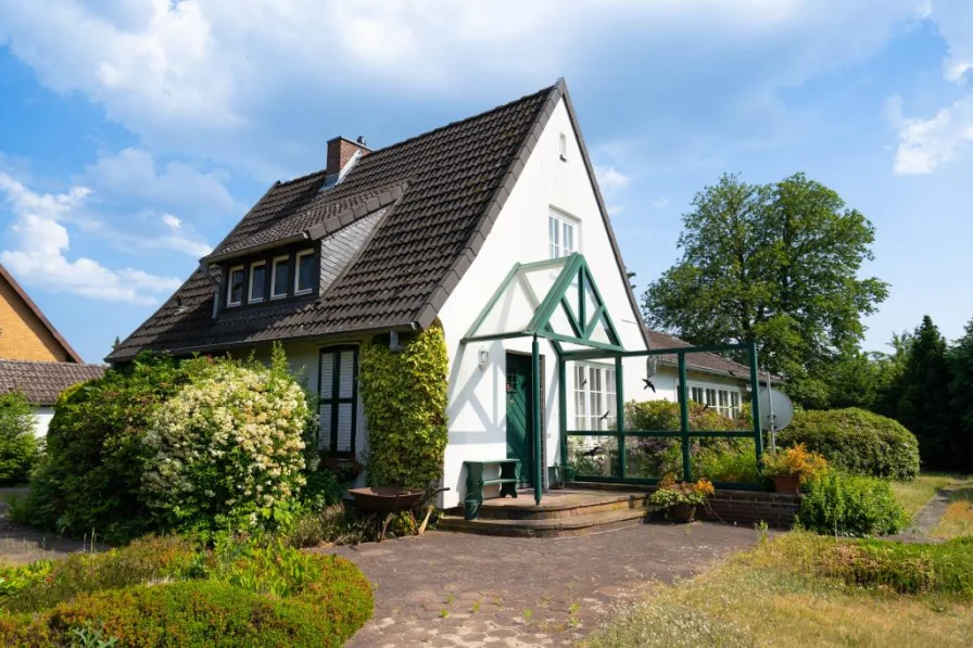 Außenansicht - Haus kaufen in Celle - Haus mit Charme auf Traumgrundstück 