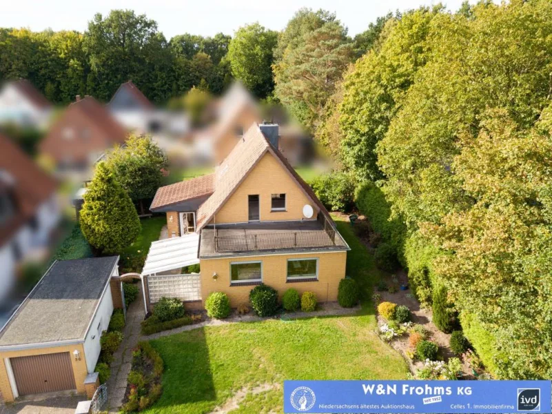 Luftbild - Haus kaufen in Celle - Freistehendes Einfamilienhaus mit Entwicklungspotenzial