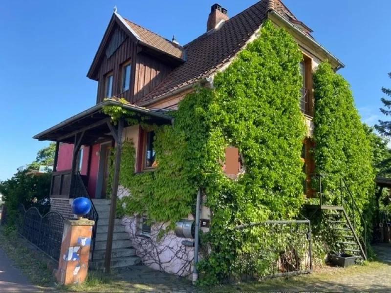 Straßenansicht - Haus kaufen in Garbsen - Zweifamilienhaus in verkehrsgünstiger Lage in BerenbostelWohnen und Arbeiten unter einem Dach - kleine Gewerbeeinheit möglich
