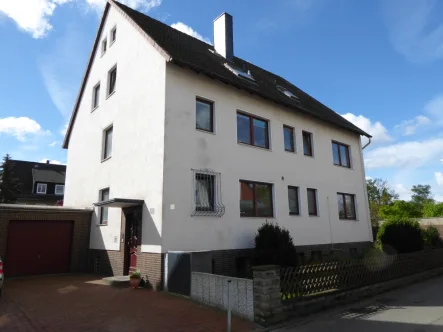 Frontansicht Haus - Haus kaufen in Langenhagen - Kleines Mehrfamilienhaus in Langenhagen / Schulenburg