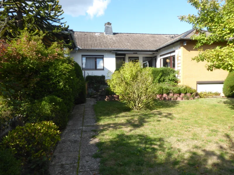 Rückansicht - Haus kaufen in Garbsen - Alles auf einer Ebene in Stelingen, Eigentumsgrundstück,Einfamilienhaus im Bungalow-Stil massiv und solide