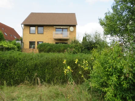 Rückansicht  - Haus kaufen in Garbsen - Einfamilienhaus mit Einliegerwohnung auf großem Grundstückin Garbsen / Osterwald